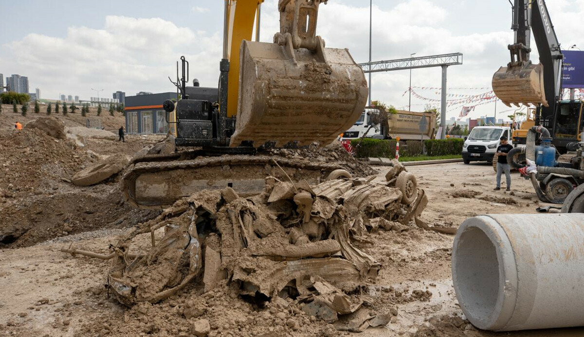 Tek parça girdi, paramparça çıktı! Çöken yola düşen araç 19 saatte çıkarılabildi