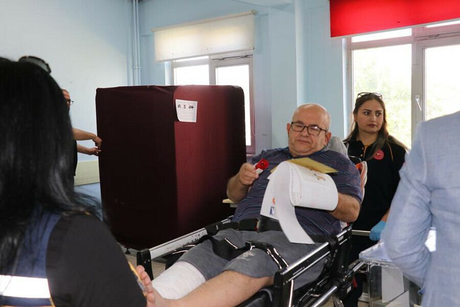 Trafik kazasında bacağını kırdı, sandık başına sedyeyle gitti