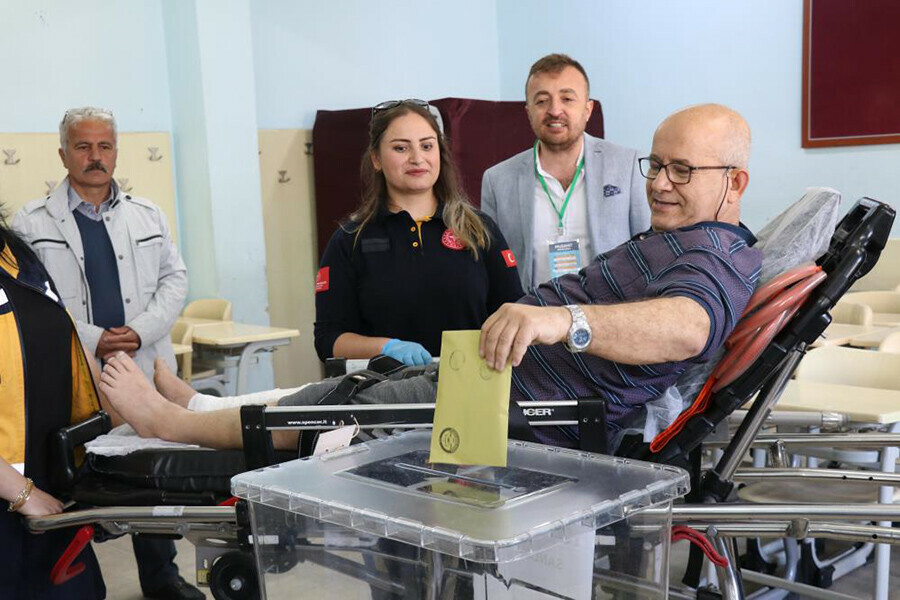 Trafik kazasında bacağını kırdı, sandık başına sedyeyle gitti