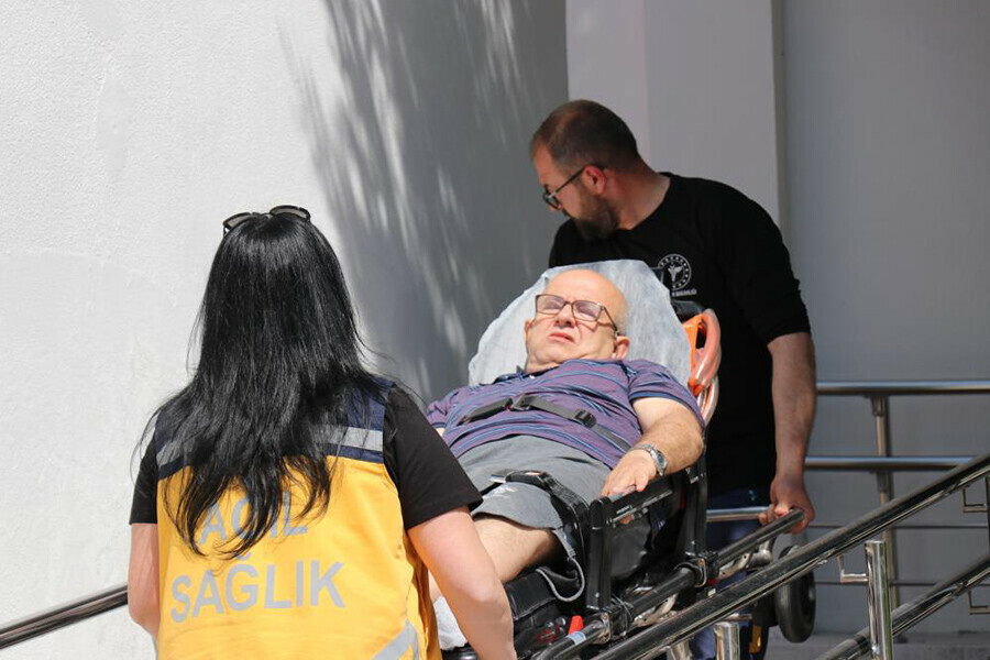 Trafik kazasında bacağını kırdı, sandık başına sedyeyle gitti
