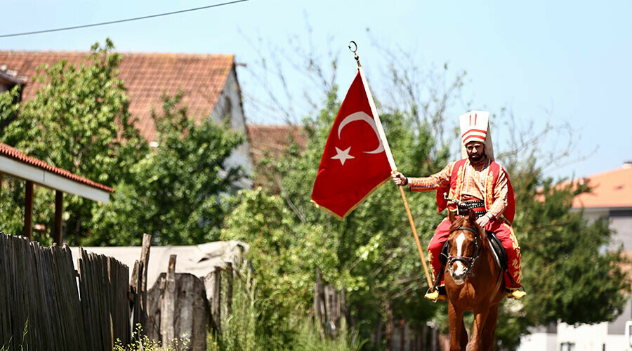 Sandıktan renkli kareler: Kimi papağanıyla geldi, kimi efe kıyafeti giydi Sandıktan renkli kareler: Kimi papağanıyla geldi, kimi efe kıyafeti giydi