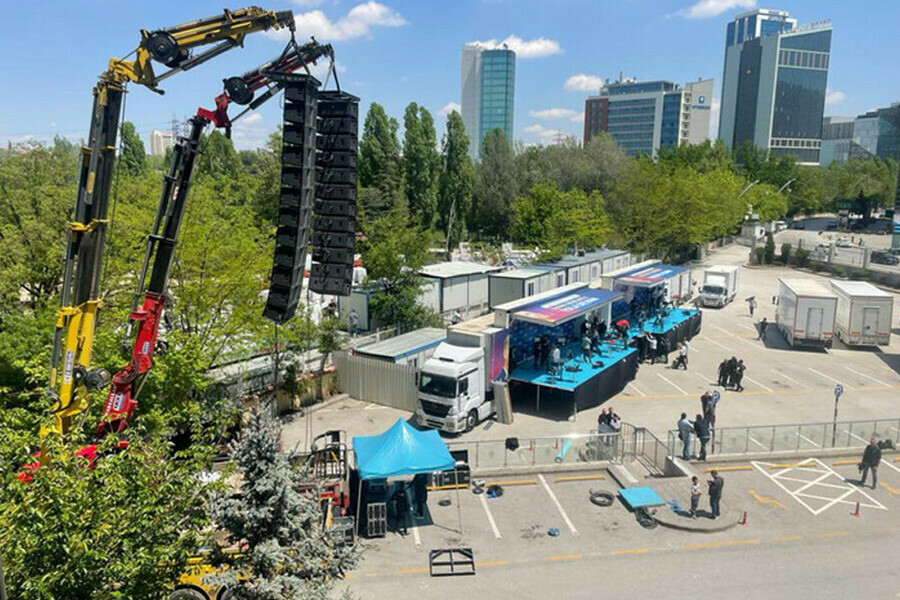 AK Parti Genel Merkezi Cumhurbaşkanı Erdoğan'ın balkon konuşmasına hazır