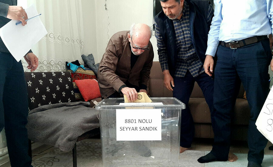 Sandığa gidemeyenlerin ayağına seyyar sandık geldi