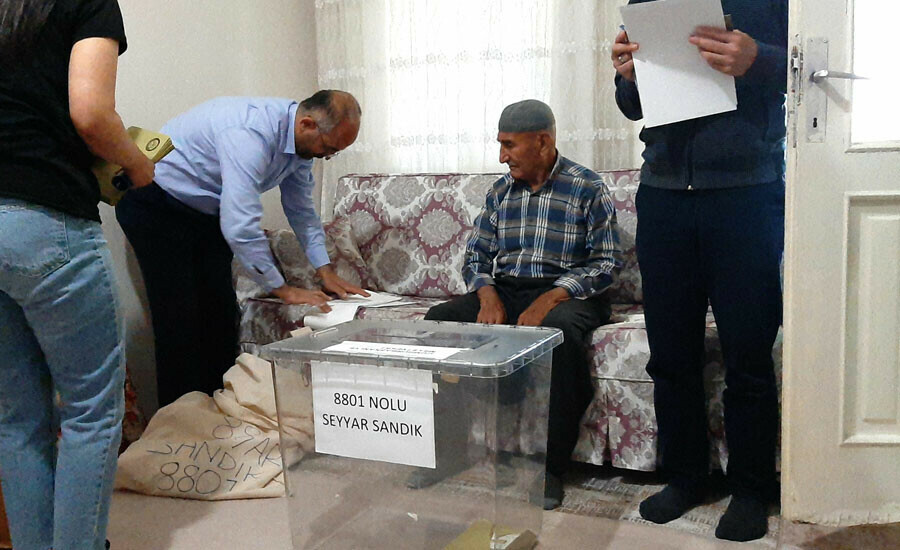 Sandığa gidemeyenlerin ayağına seyyar sandık geldi