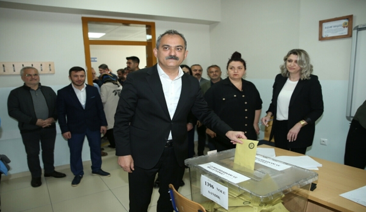 Bakan Özer&#039;in sandığından Erdoğan çıktı
