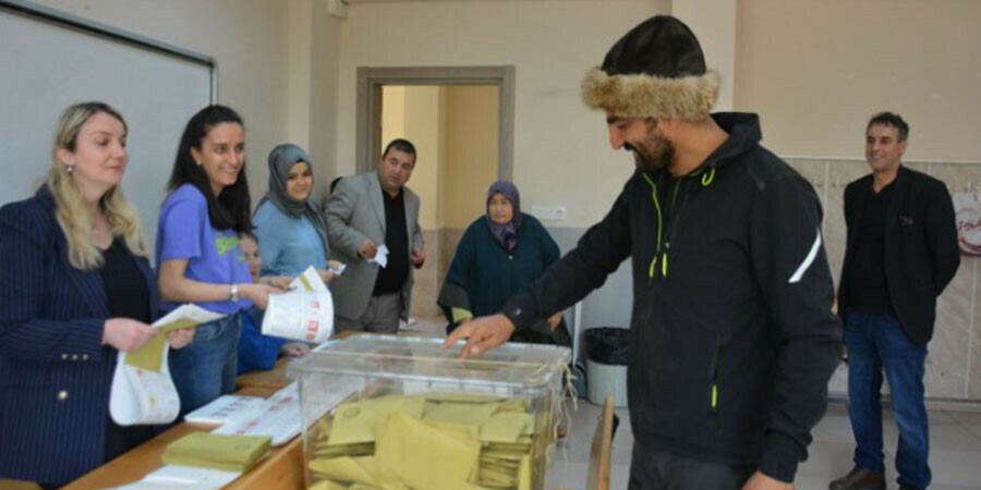 Oy kullanmaya atıyla gitti