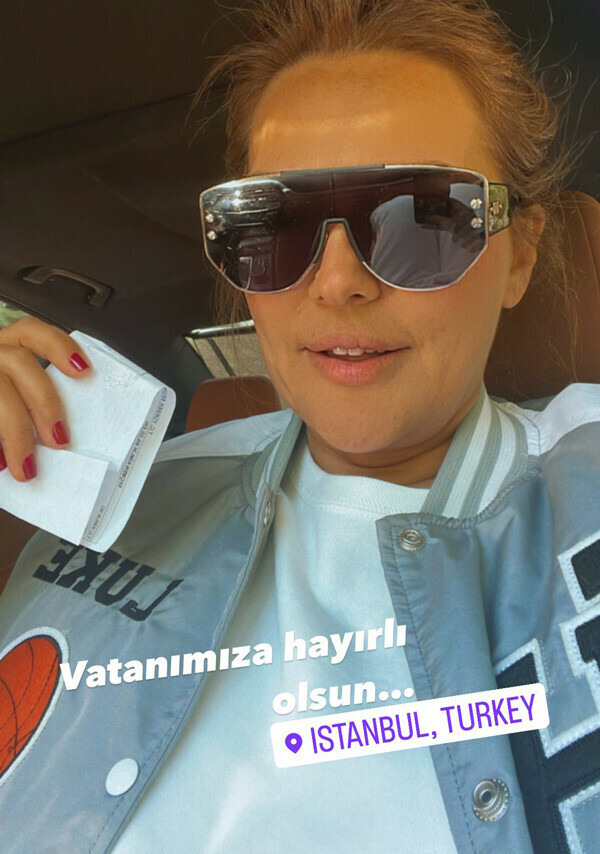 Oyunu kullanan Demet Akalın, seçmen kağıdıyla poz verdi: Vatanımıza hayırlı olsun