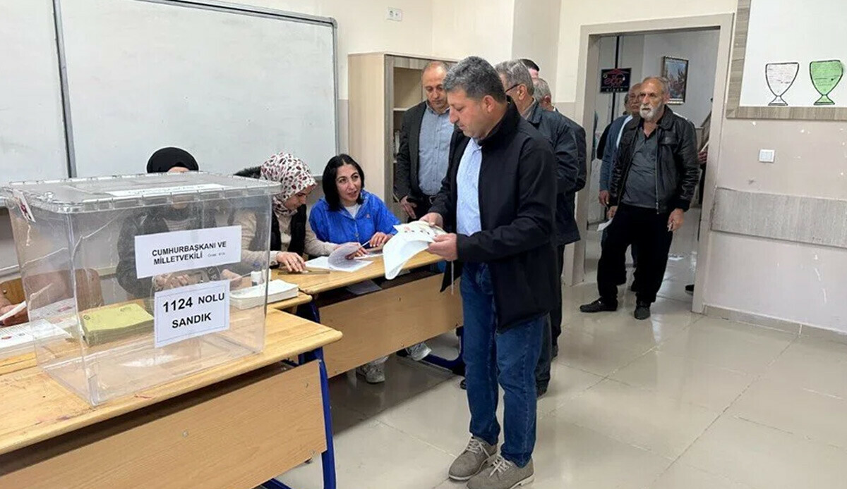 Deprem bölgesinde vatandaşlar sandık başına gitti