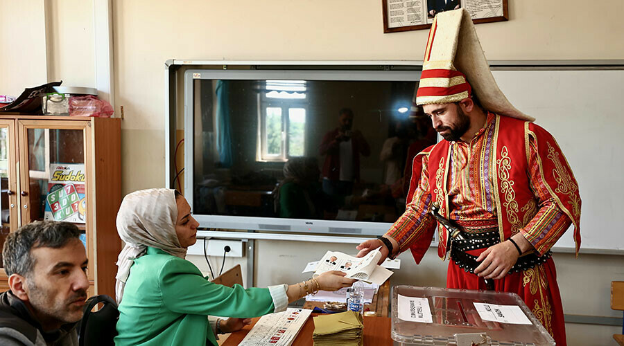 Sandıktan renkli kareler: Kimi papağanıyla geldi, kimi efe kıyafeti giydi Sandıktan renkli kareler: Kimi papağanıyla geldi, kimi efe kıyafeti giydi