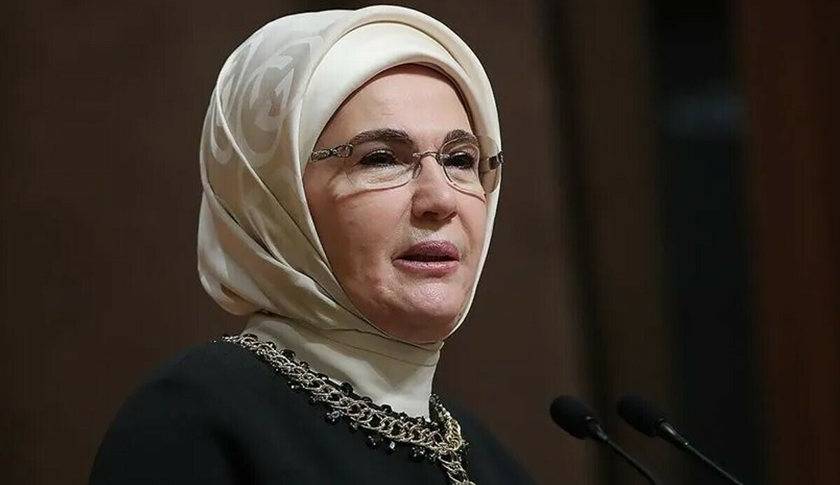 Emine Erdoğan'dan 'Anneler Günü' mesajı: Anne, gönüllere ışık tutan bir fenerdir Emine Erdoğan'dan 'Anneler Günü' mesajı: Anne, gönüllere ışık tutan bir fenerdir
