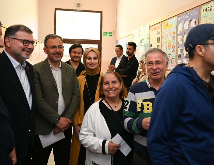 Gençlik ve Spor Bakanı Kasapoğlu, oyunu İzmir'de kullandı