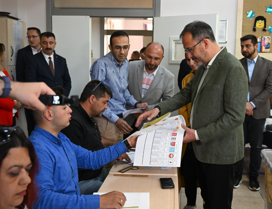 Gençlik ve Spor Bakanı Kasapoğlu, oyunu İzmir'de kullandı