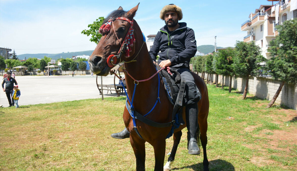 Oy kullanmaya atıyla gitti