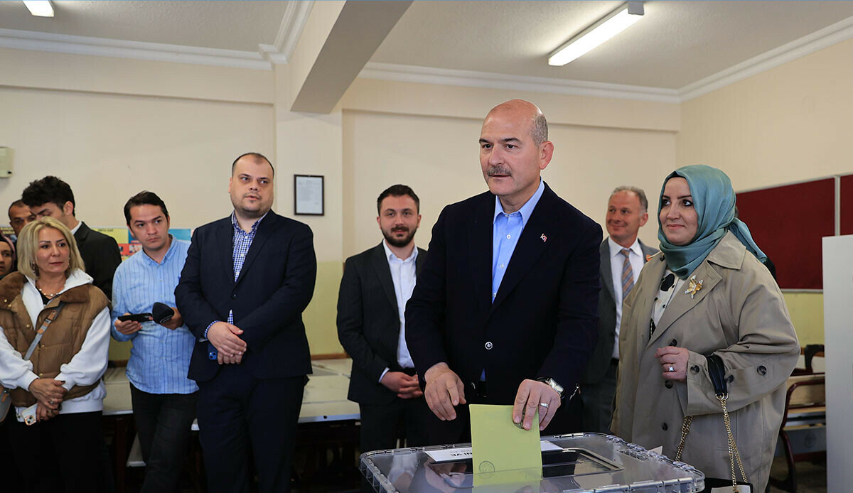 Siyasiler oylarını kullanmaya başladı