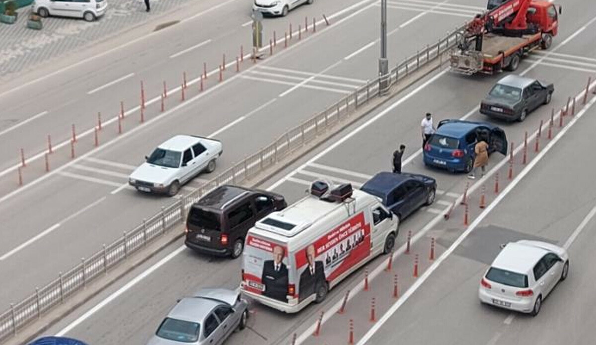 MHP seçim aracı zincirleme kazaya karıştı
