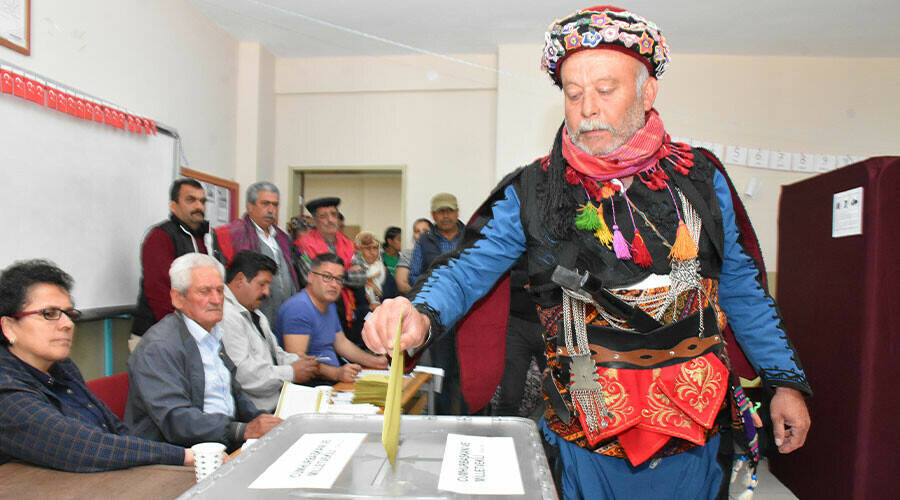 Sandıktan renkli kareler: Kimi papağanıyla geldi, kimi efe kıyafeti giydi Sandıktan renkli kareler: Kimi papağanıyla geldi, kimi efe kıyafeti giydi
