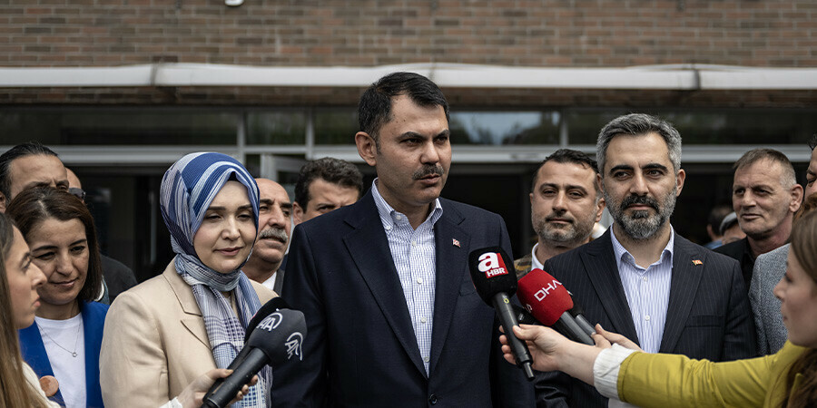 Çevre, Şehircilik ve İklim Değişikliği Bakanı Kurum, oyunu Ataşehir'de kullandı