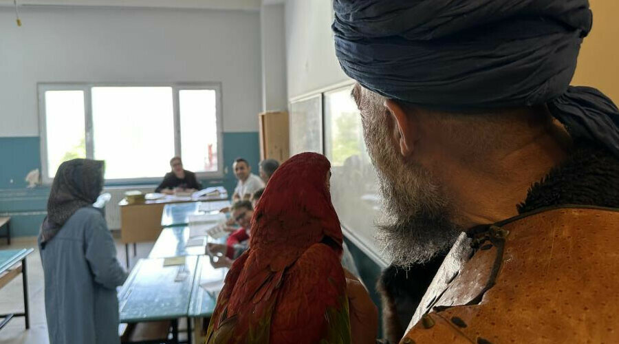 Sandıktan renkli kareler: Kimi papağanıyla geldi, kimi efe kıyafeti giydi Sandıktan renkli kareler: Kimi papağanıyla geldi, kimi efe kıyafeti giydi