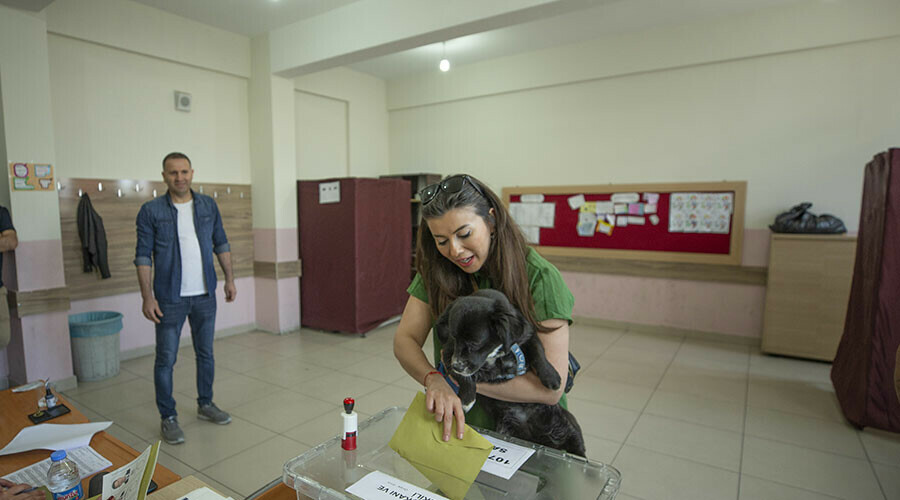 Sandıktan renkli kareler: Kimi papağanıyla geldi, kimi efe kıyafeti giydi Sandıktan renkli kareler: Kimi papağanıyla geldi, kimi efe kıyafeti giydi