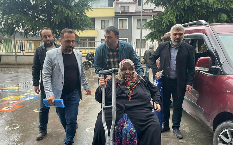 Artvin´de KOAH hastası engelli kadın oksijen tüpü ile oy kullanmaya geldi