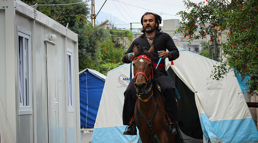 Sandıktan renkli kareler: Kimi papağanıyla geldi, kimi efe kıyafeti giydi Sandıktan renkli kareler: Kimi papağanıyla geldi, kimi efe kıyafeti giydi