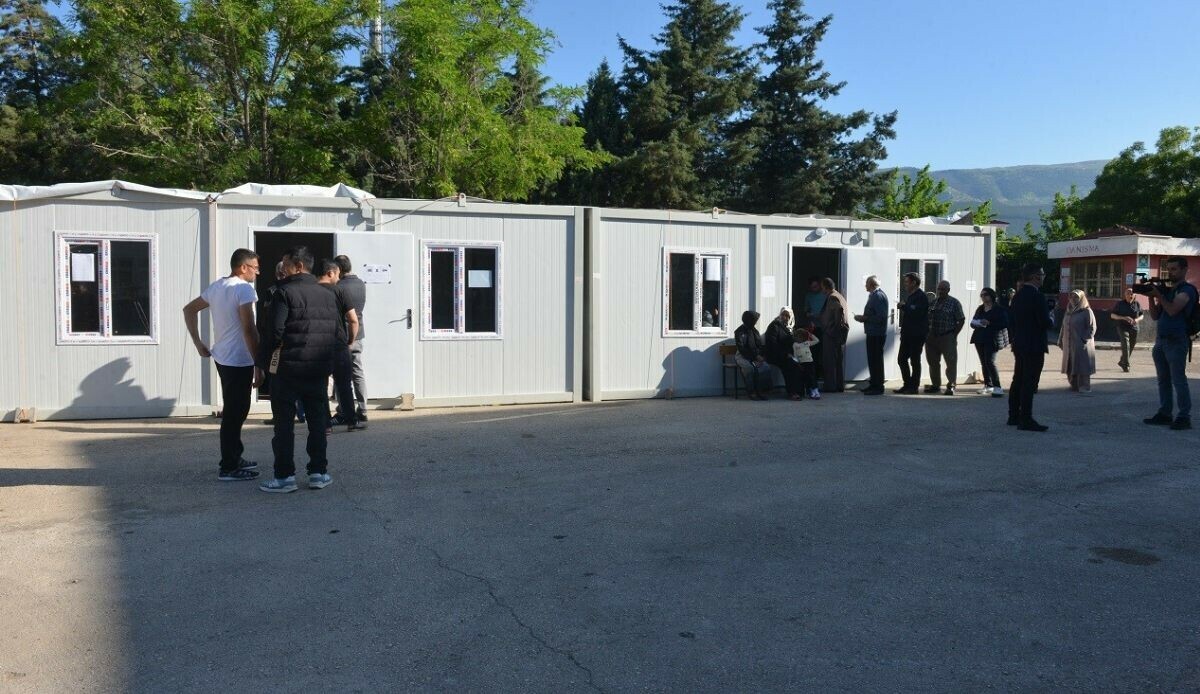 'Depremzede seçmenler' konteynerde oy kullanıyor 'Depremzede seçmenler' konteynerde oy kullanıyor
