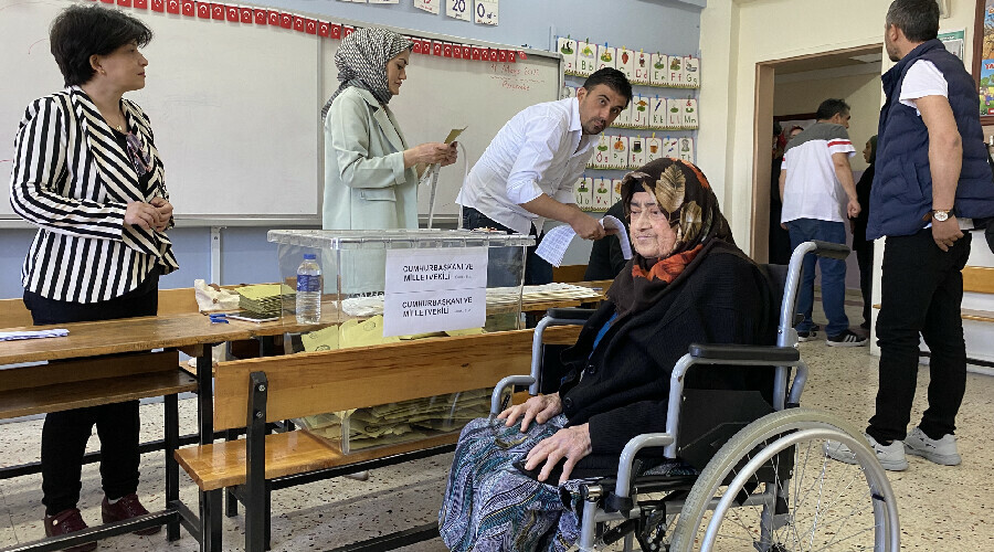 Seçim ve Anneler Günü denk geldi, sandık başında duygu dolu anlar yaşandı