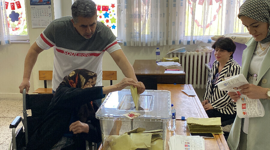 Seçim ve Anneler Günü denk geldi, sandık başında duygu dolu anlar yaşandı