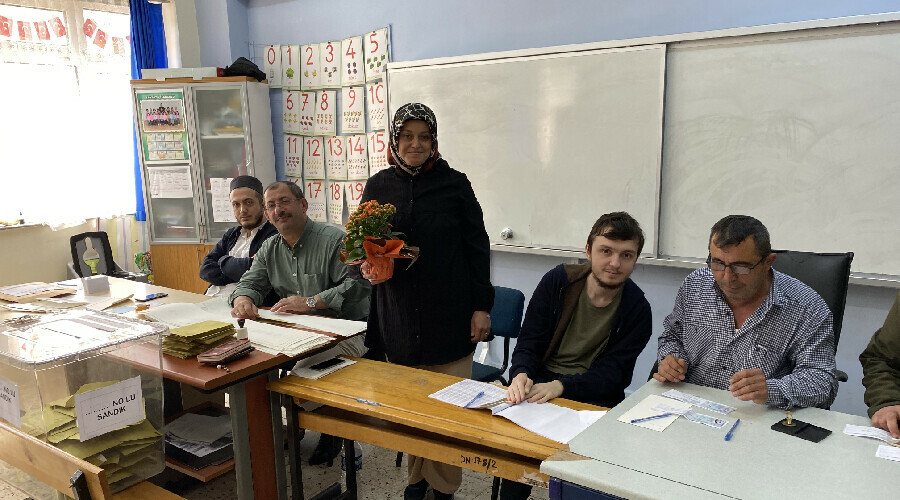 Seçim ve Anneler Günü denk geldi, sandık başında duygu dolu anlar yaşandı