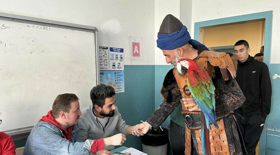 Sandıktan renkli kareler: Kimi papağanıyla geldi, kimi efe kıyafeti giydi Sandıktan renkli kareler: Kimi papağanıyla geldi, kimi efe kıyafeti giydi