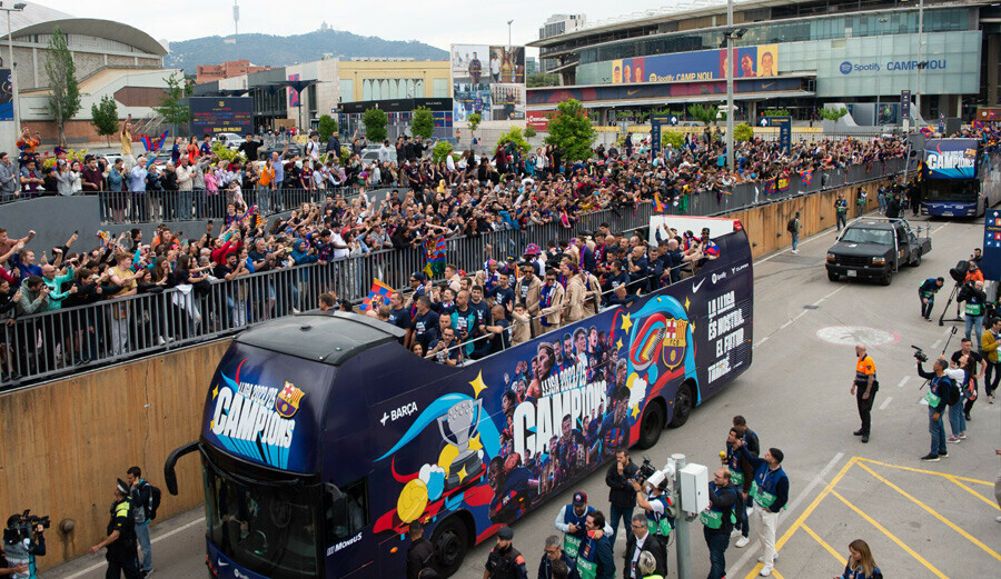 Şampiyon Barcelona üstü açık otobüsle şehir turu attı, Katalanlar sokaklara döküldü