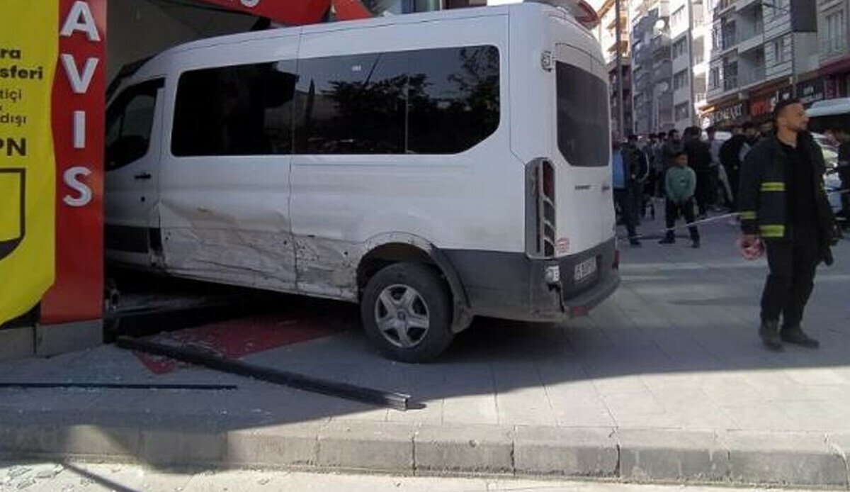 Van'da otomobille çarpışan minibüs iş yerine girdi: Çok sayıda yaralı var