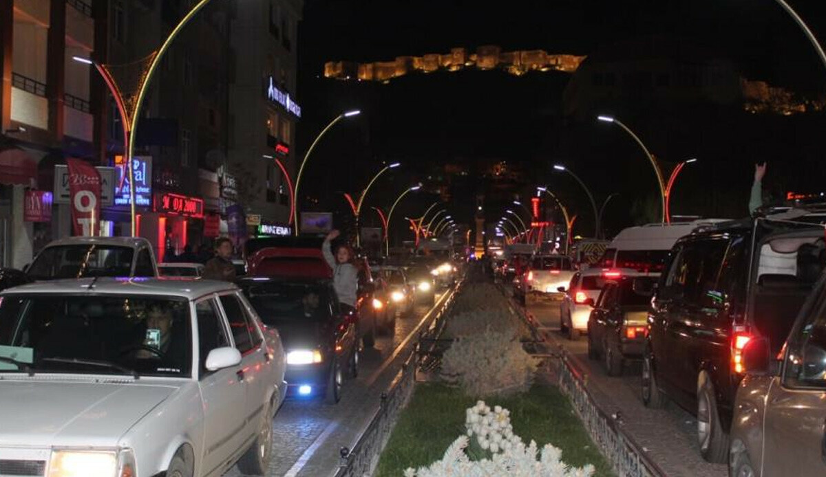 Erdoğan'ın rekor oy aldığı Bayburt'ta seçim coşkusu: Geç saatlere kadar kutlama yaptılar Erdoğan'ın rekor oy aldığı Bayburt'ta seçim coşkusu: Geç saatlere kadar kutlama yaptılar