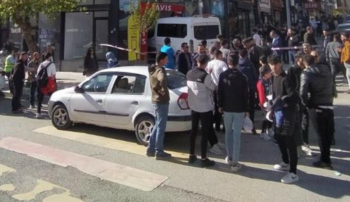 Van'da otomobille çarpışan minibüs iş yerine girdi: Çok sayıda yaralı var Van'da otomobille çarpışan minibüs iş yerine girdi: Çok sayıda yaralı var