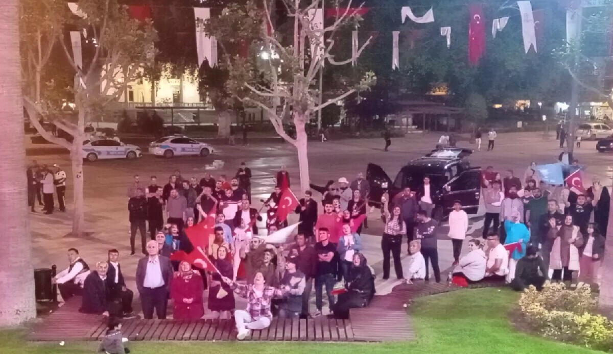 Denizli’de seçim kutlaması: Cumhur İttifakı destekçileri meydanları doldurdu