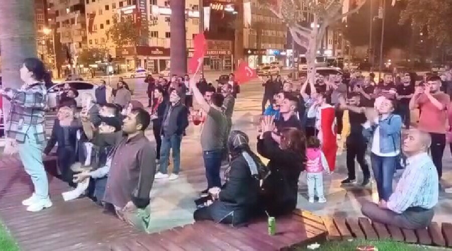 Denizli’de seçim kutlaması: Cumhur İttifakı destekçileri meydanları doldurdu Denizli’de seçim kutlaması: Cumhur İttifakı destekçileri meydanları doldurdu
