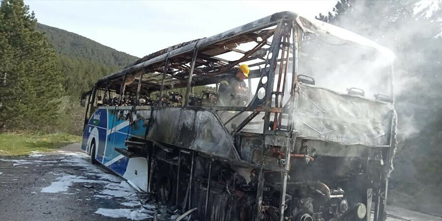 Korku dolu anlar: Seyir halindeki yolcu otobüsünde yangın Korku dolu anlar: Seyir halindeki yolcu otobüsünde yangın
