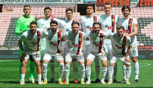 Eskişehirspor Bölgesel Amatör Lig'e düştü! "Anadolu efsanesi" profesyonel liglere veda etti Eskişehirspor Bölgesel Amatör Lig'e düştü! "Anadolu efsanesi" profesyonel liglere veda etti