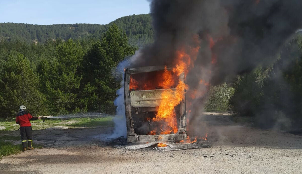 Korku dolu anlar: Seyir halindeki yolcu otobüsünde yangın