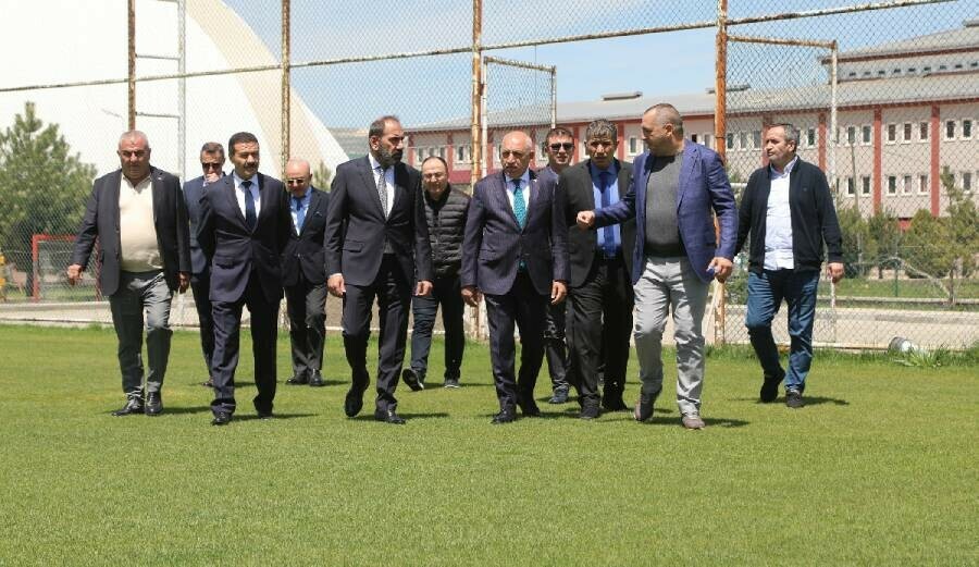 Sivasspor teknik direktör Rıza Çalımbay sonrası için Erol Bulut ile anlaşmaya vardı Sivasspor teknik direktör Rıza Çalımbay sonrası için Erol Bulut ile anlaşmaya vardı