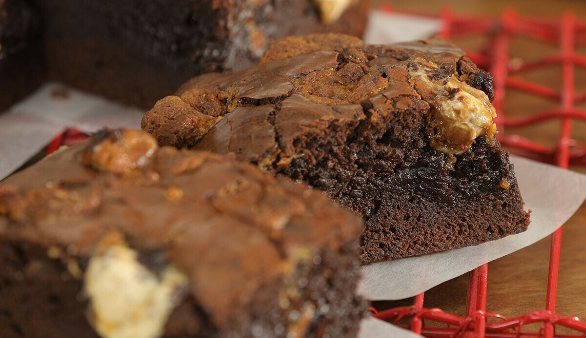 Sadece 15 dakikada hazırlanıyor! Brownili helva tarifinin bağımlısı olacaksınız