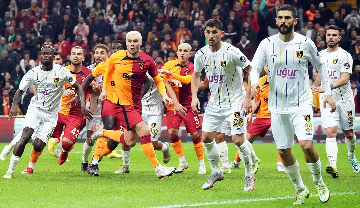 İstanbulspor - Galatasaray CANLI | Lider şampiyonluk yolunda kritik virajda İstanbulspor - Galatasaray CANLI | Lider şampiyonluk yolunda kritik virajda