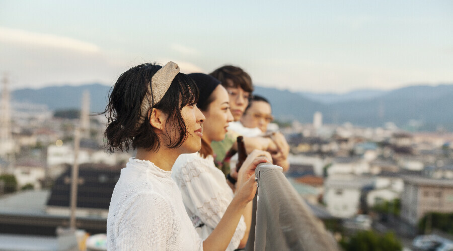 Japonya'da insanlar gülümsemeyi yeniden öğrenmek için seferber oldu