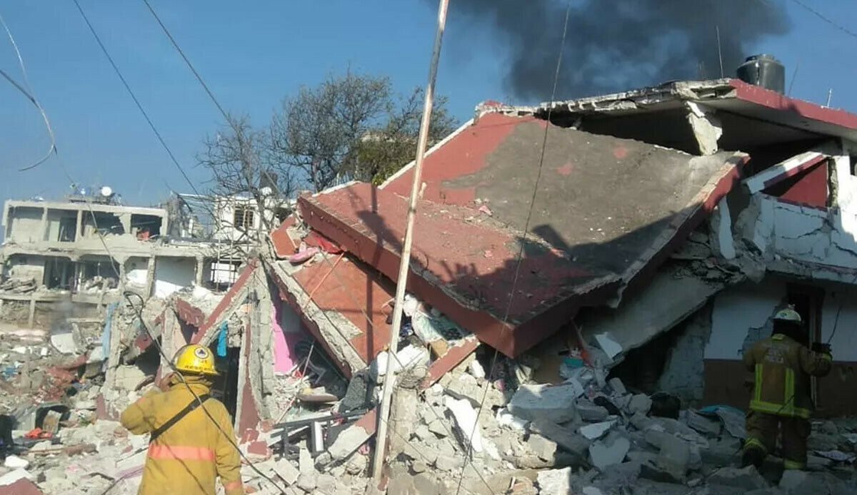 Meksika'da büyük patlama, bina havaya uçtu: Onlarca yaralı var Meksika'da büyük patlama, bina havaya uçtu: Onlarca yaralı var