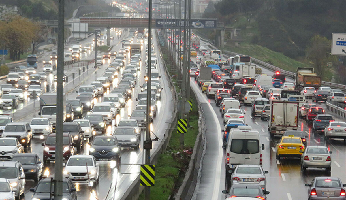 Yağışlı hava kazaları da beraberinde getirdi: İstanbul’da trafik durma noktasına geldi