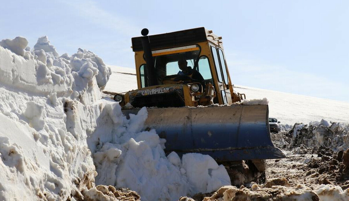 Bu da Mayıs karı! Beyaz örtünün yüksekliği 4 metre, yolları kapattı: Ekiplerin zorlu mesaisi sürüyor