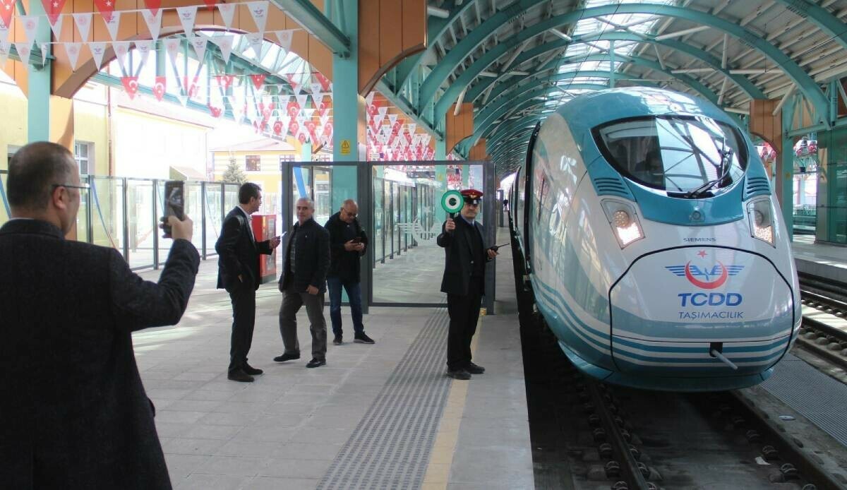 Merakla bekleniyordu, otobüs biletinin yarısına satılacak: İşte Ankara-Sivas YHT bilet fiyatı Merakla bekleniyordu, otobüs biletinin yarısına satılacak: İşte Ankara-Sivas YHT bilet fiyatı