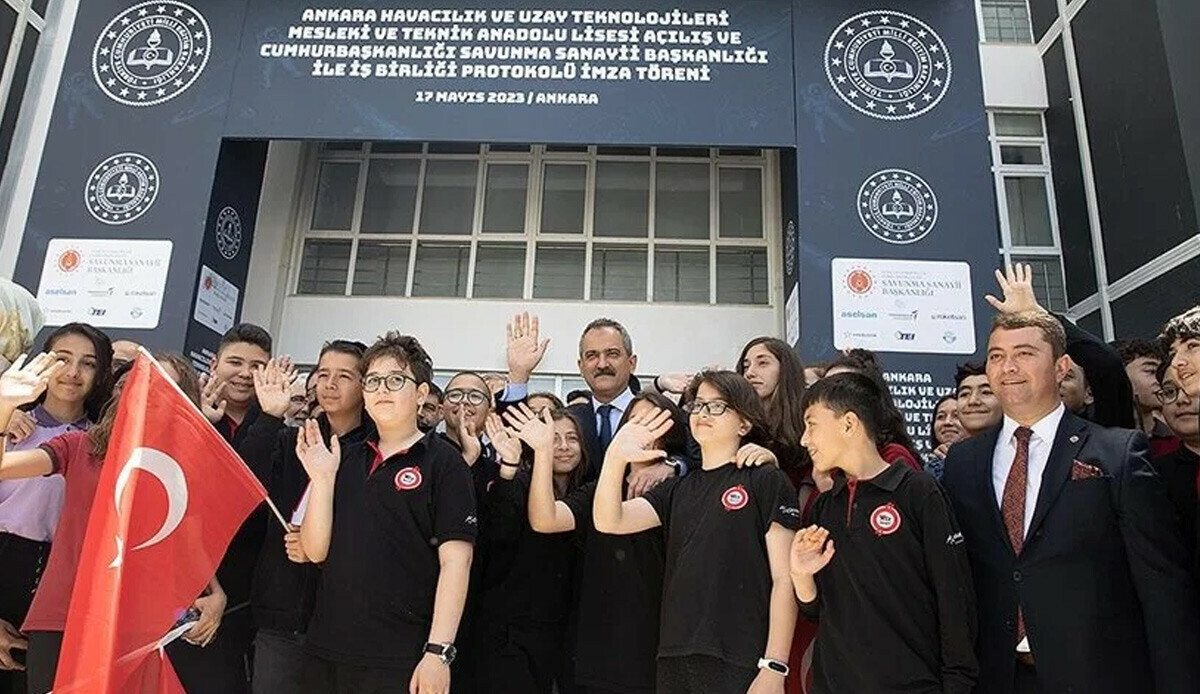 Bakan Özer açıkladı: Türkiye'nin ilk uzay ve havacılık lisesine Özdemir Bayraktar'ın adı verilecek Bakan Özer açıkladı: Türkiye'nin ilk uzay ve havacılık lisesine Özdemir Bayraktar'ın adı verilecek