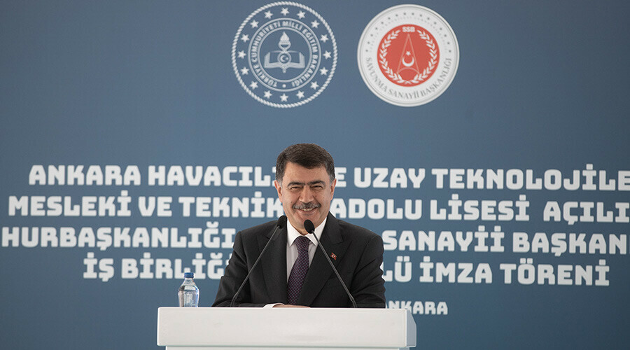 Bakan Özer açıkladı: Türkiye'nin ilk uzay ve havacılık lisesine Özdemir Bayraktar'ın adı verilecek Bakan Özer açıkladı: Türkiye'nin ilk uzay ve havacılık lisesine Özdemir Bayraktar'ın adı verilecek