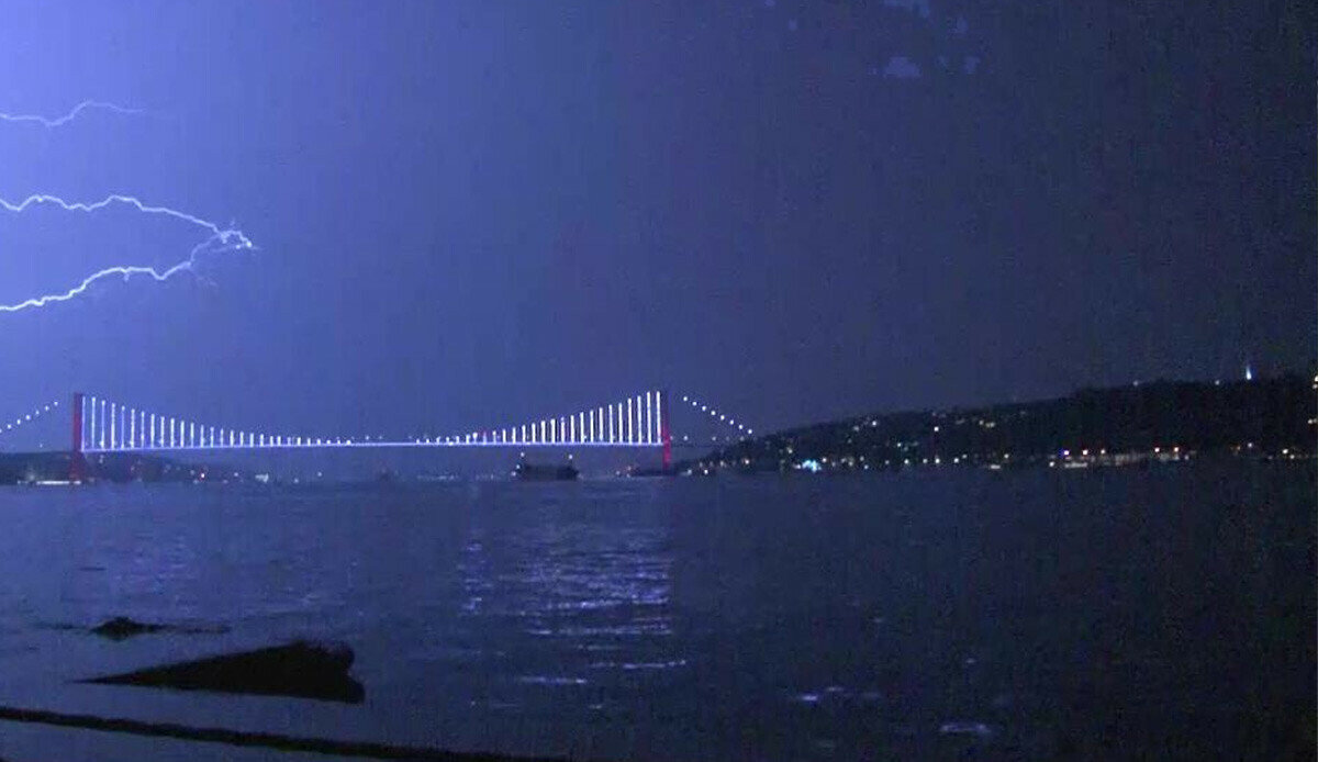 Meteoroloji uyarmıştı: İstanbul'da geceyi şimşekler aydınlattı Meteoroloji uyarmıştı: İstanbul'da geceyi şimşekler aydınlattı